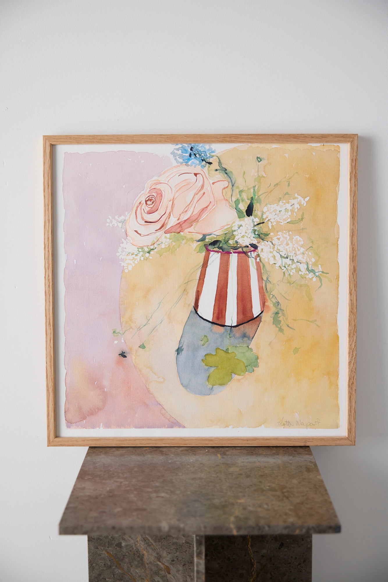 Stilleben med rødstribet vase