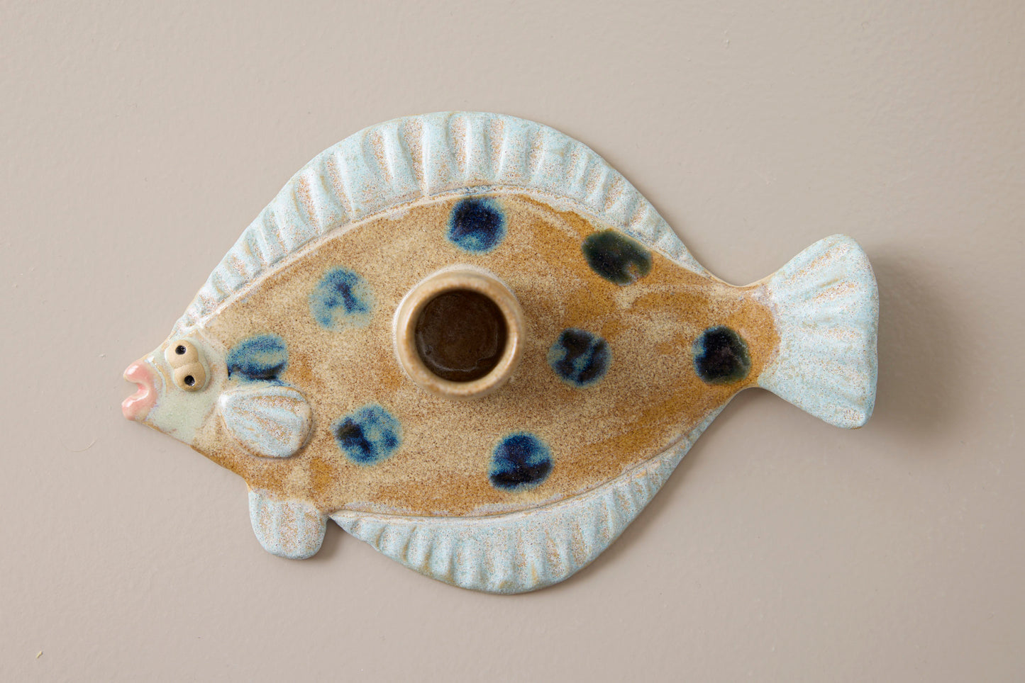 Fladfisk lysestage (brun med blå prikker) - Mia Lindbirk