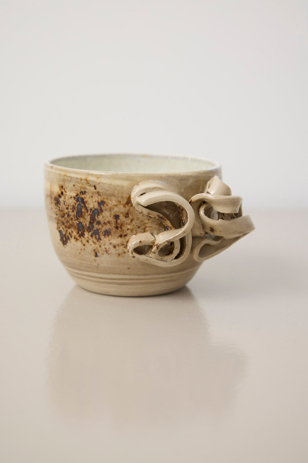 Kop med krøllet hank