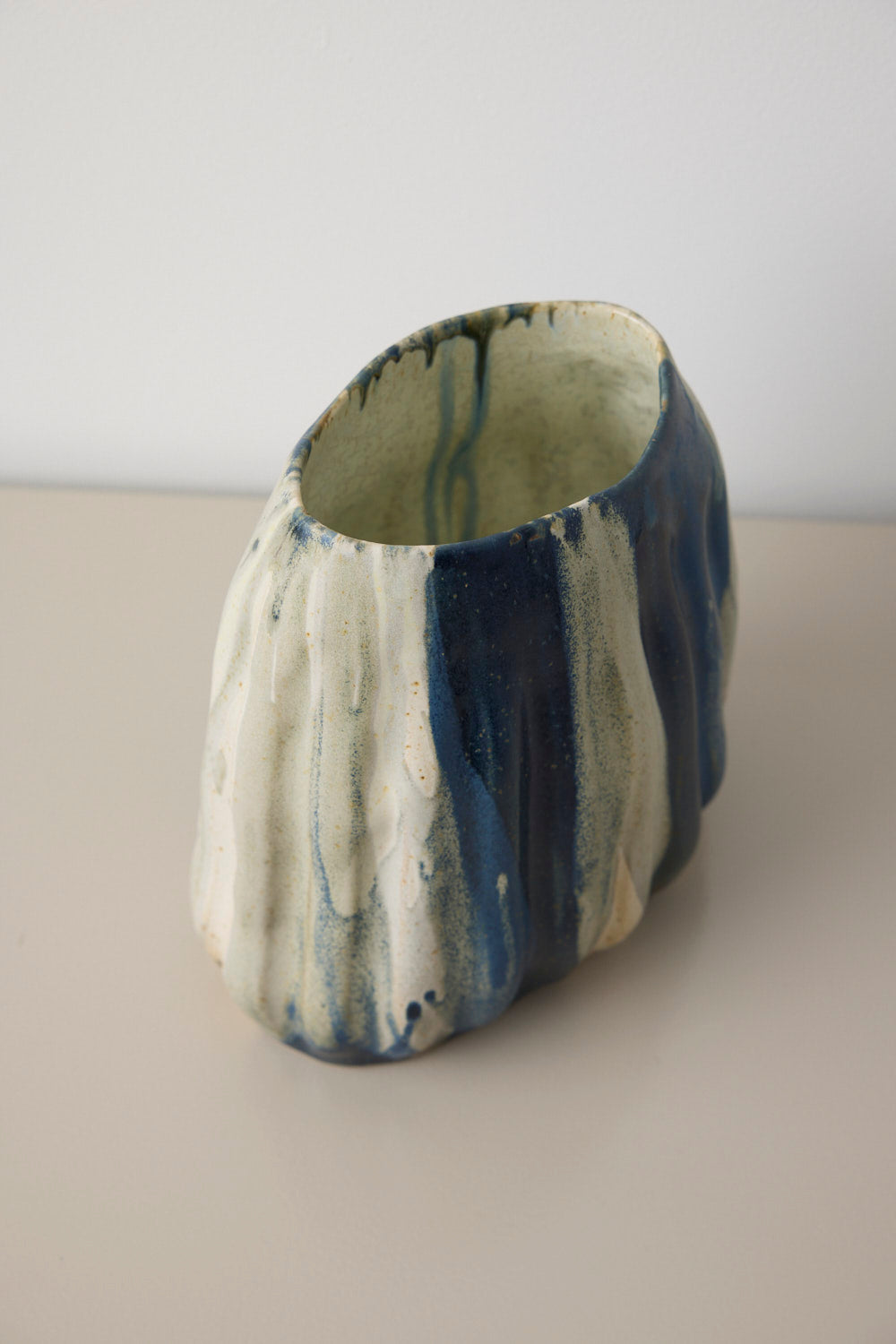 Oval rillet vase (blå/creme) - Mia Lindbirk