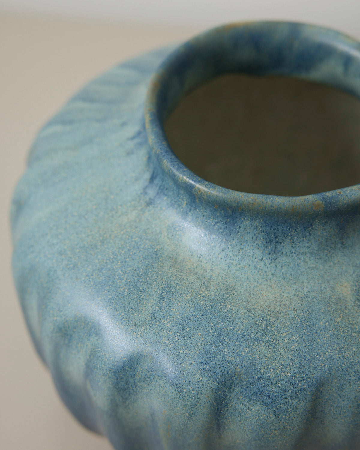 Blå rillet vase - Mia Lindbirk