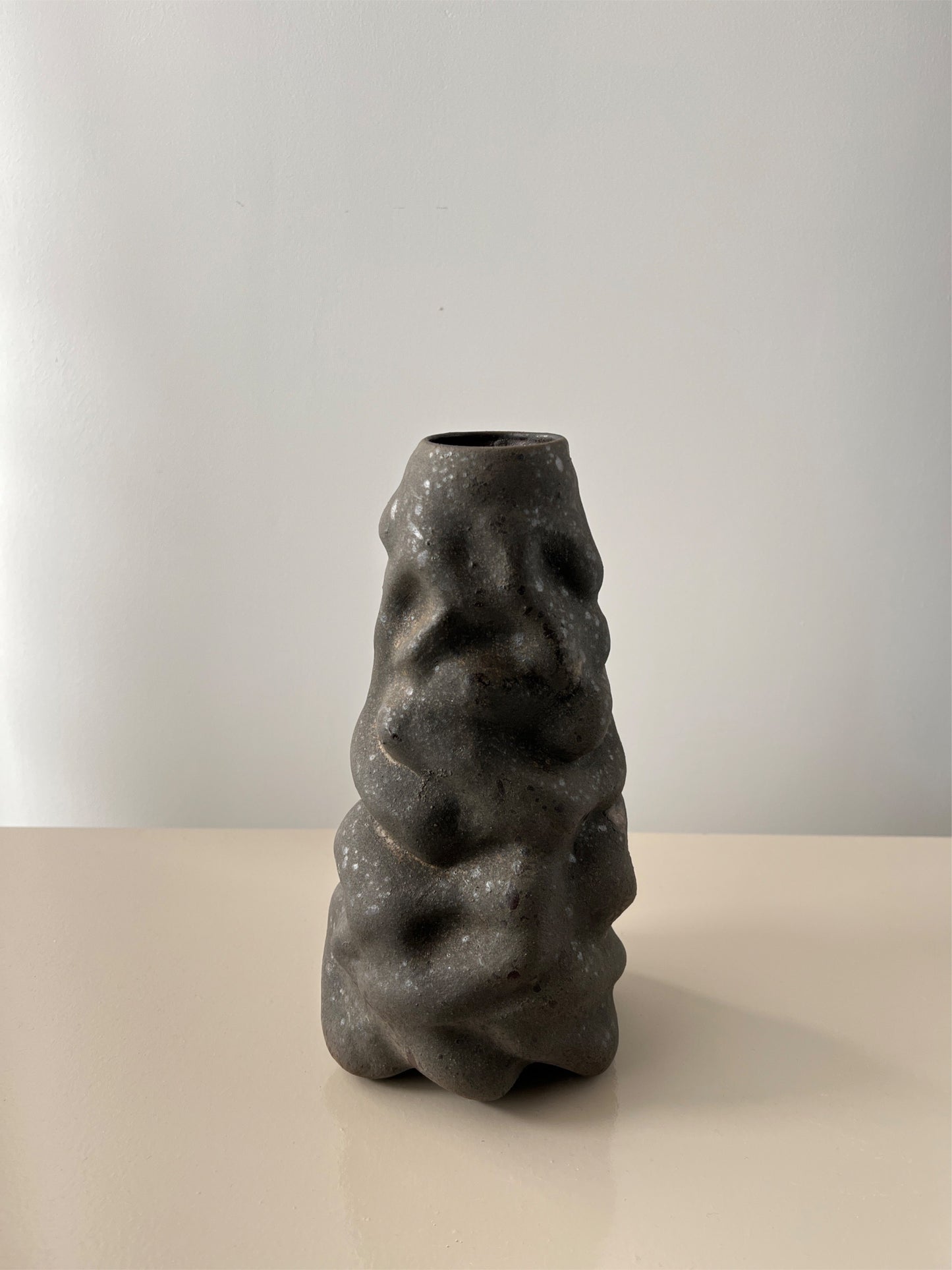 Høj brun vase - Lotte Lemor