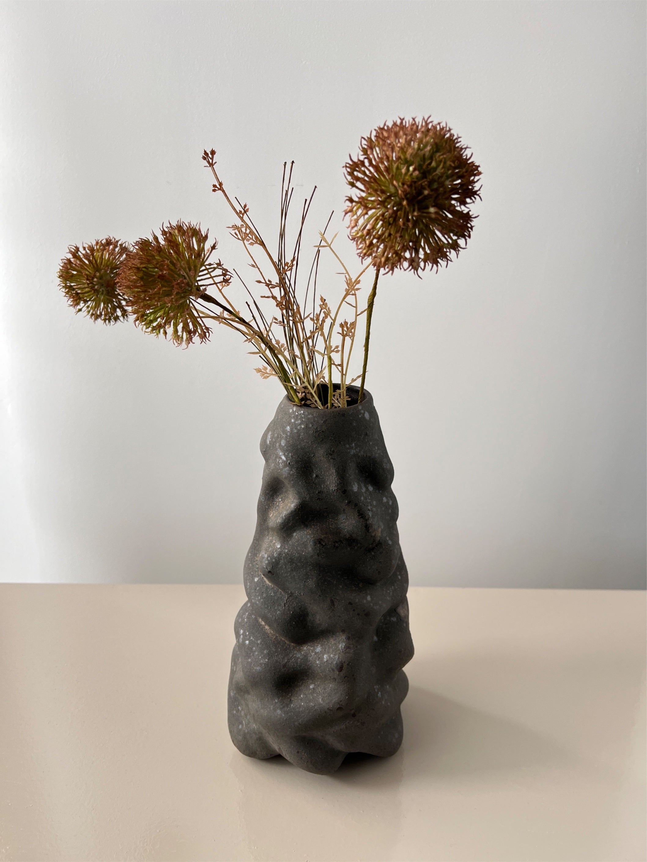 Høj brun vase
