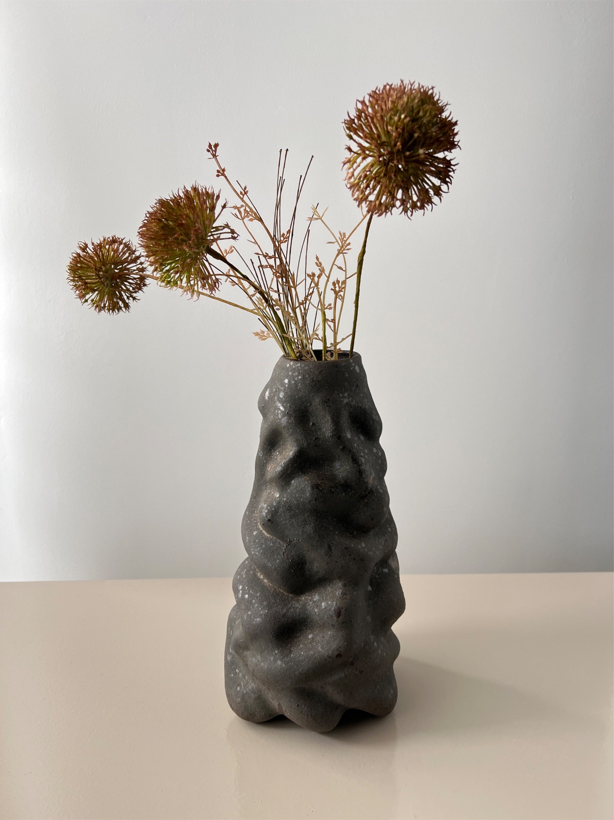Høj brun vase