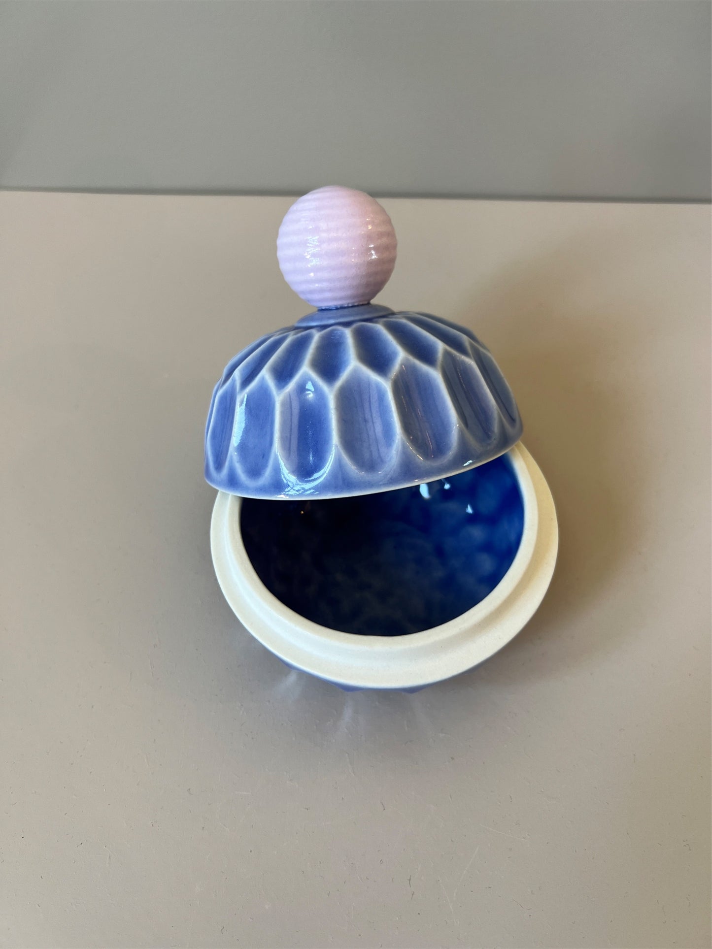 Thora Finnsdottir - Sampling Bonbonniere (medium)