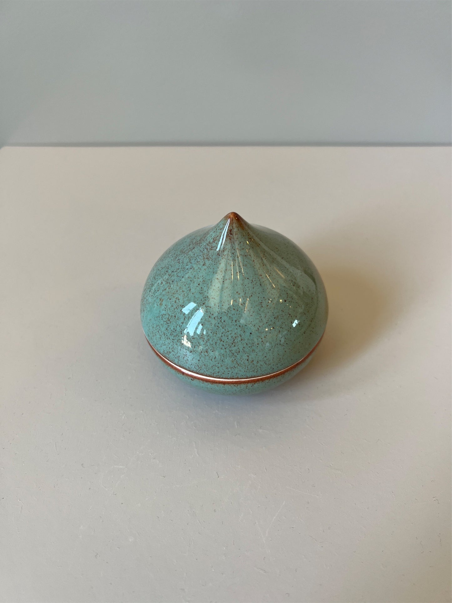 Thora Finnsdottir - Kiss Bonbonniere