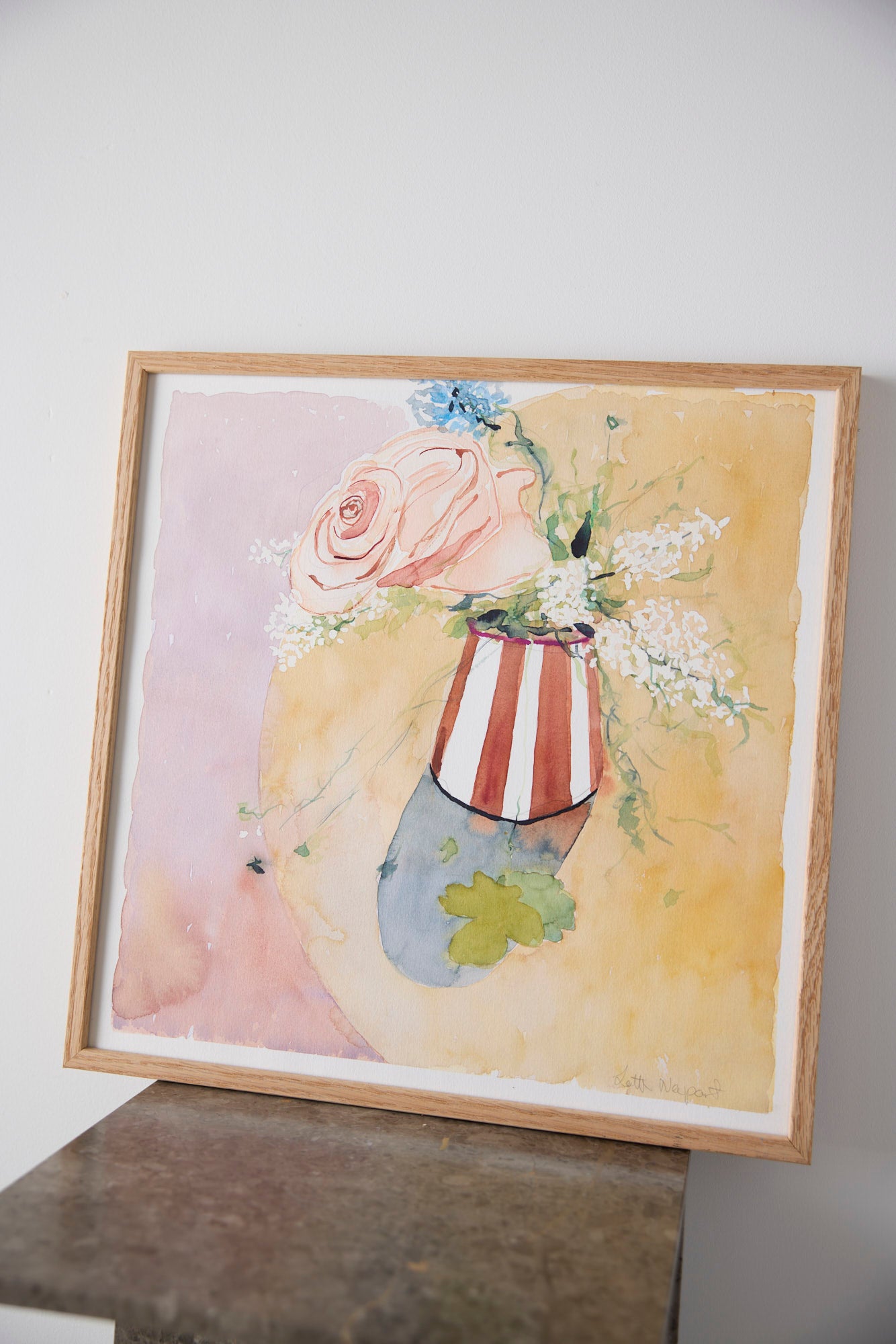 Stilleben med rødstribet vase