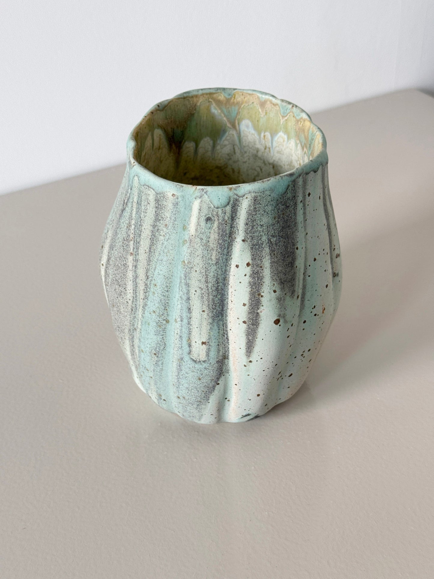 Grøn rillet vase - Mia Lindbirk