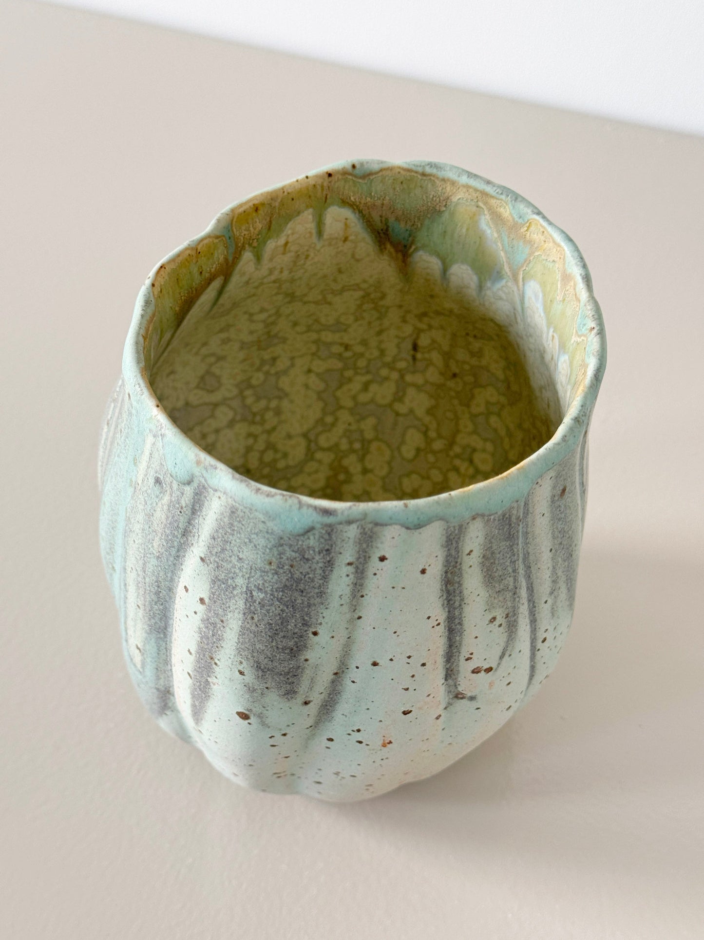 Grøn rillet vase - Mia Lindbirk