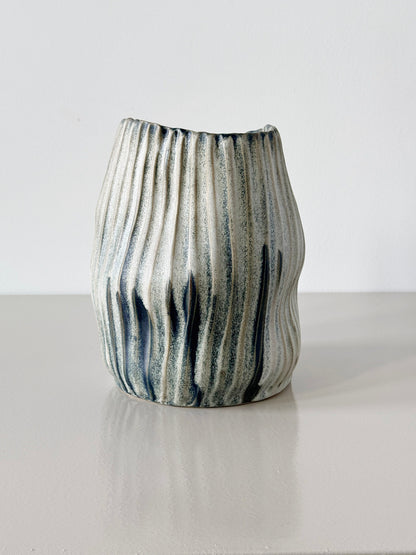 Oval rillet vase - Mia Lindbirk