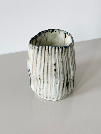 Oval rillet vase - Mia Lindbirk