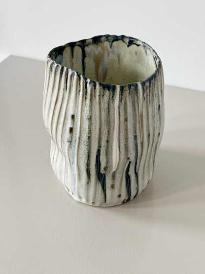 Oval rillet vase - Mia Lindbirk