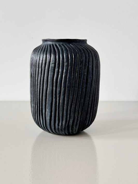 Sort rillet vase - Mia Lindbirk