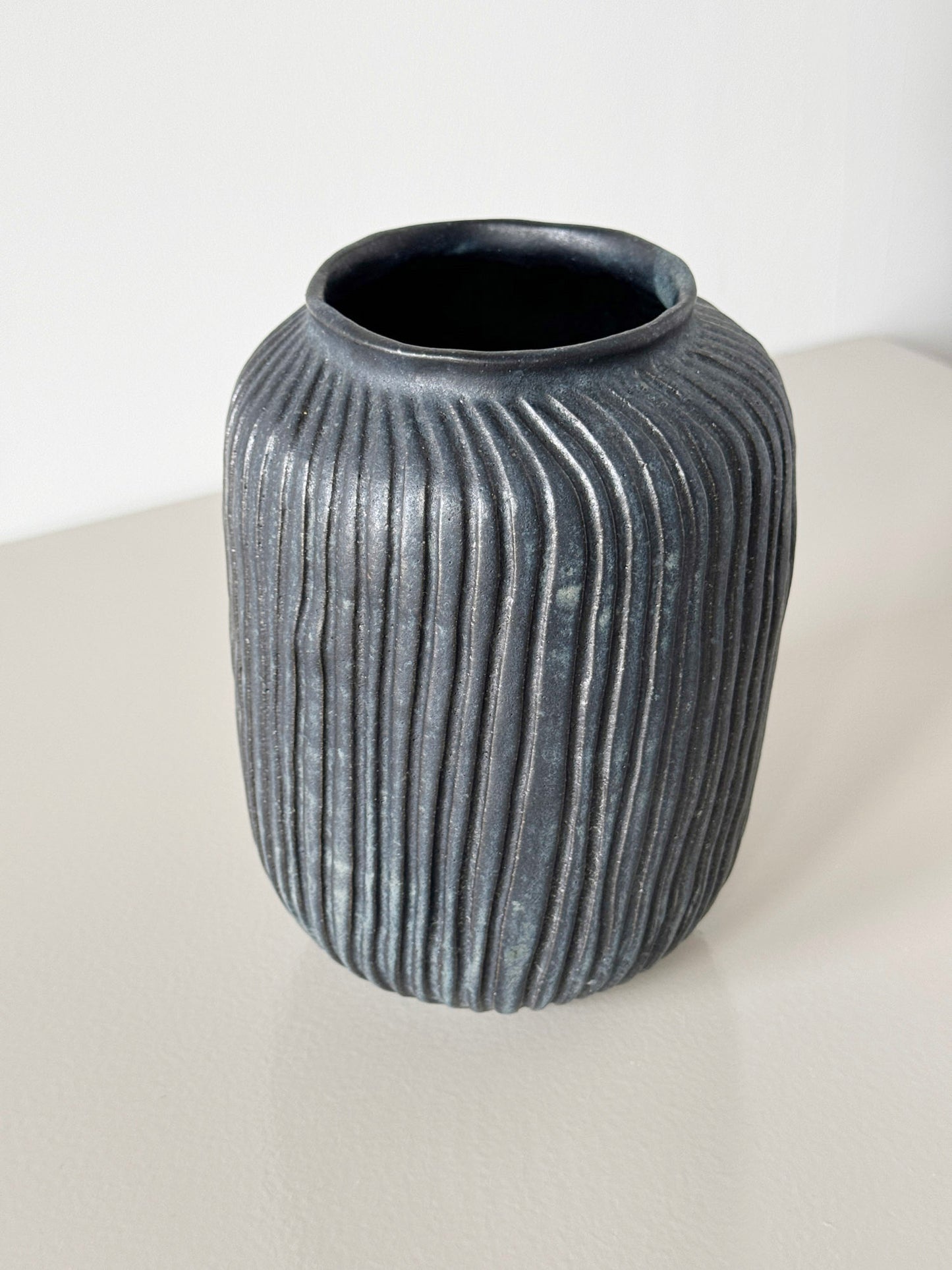 Sort rillet vase - Mia Lindbirk