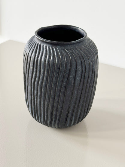 Sort rillet vase - Mia Lindbirk