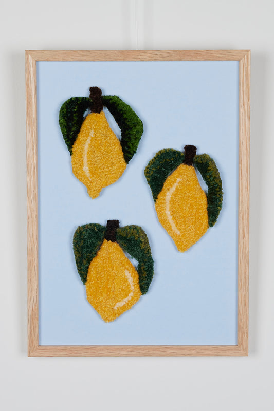 3 gule citroner på lyseblå baggrund - Kathrine Kjærsgaard