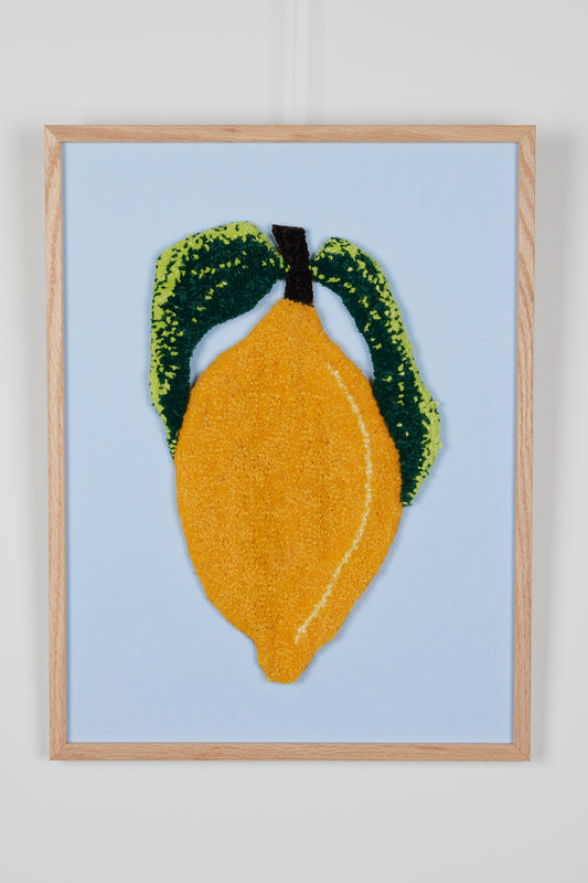 Gul citron på lyseblå baggrund - Kathrine Kjærsgaard
