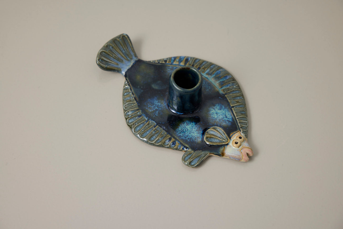 Fladfisk lysestage - Mia Lindbirk