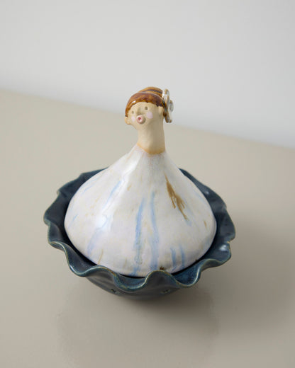 Blå blomst dame - lågkrukke - Mia Lindbirk