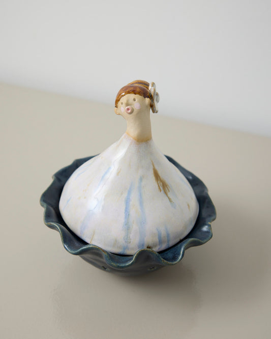 Blå blomst dame - lågkrukke - Mia Lindbirk