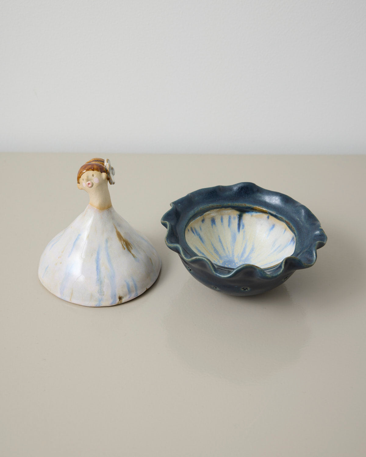 Blå blomst dame - lågkrukke - Mia Lindbirk