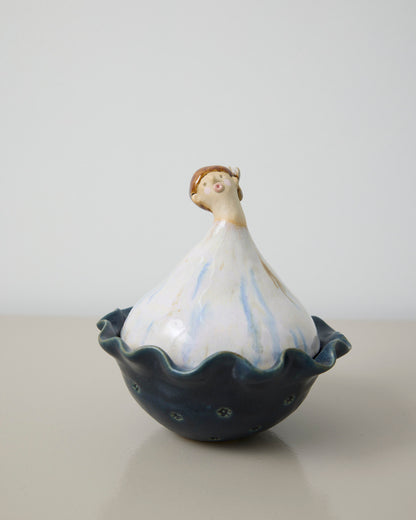 Blå blomst dame - lågkrukke - Mia Lindbirk