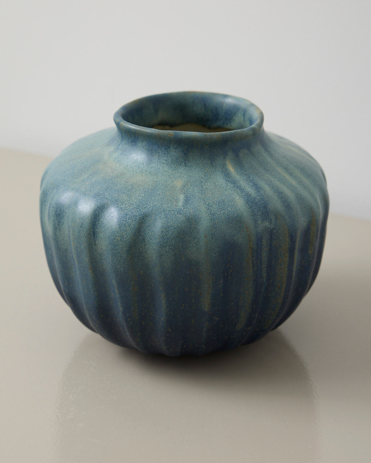 Blå rillet vase - Mia Lindbirk