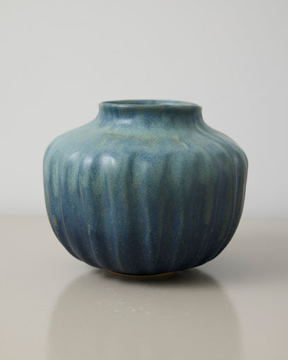 Blå rillet vase - Mia Lindbirk