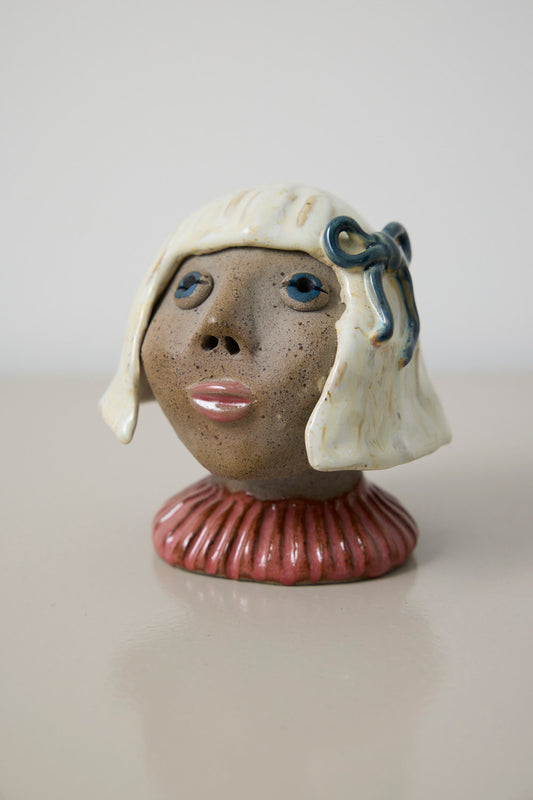 Buste - med sløjfe i hår - Mia Lindbirk