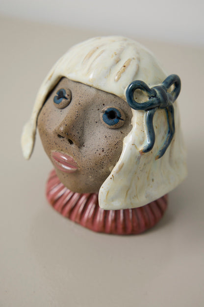 Buste - med sløjfe i hår - Mia Lindbirk