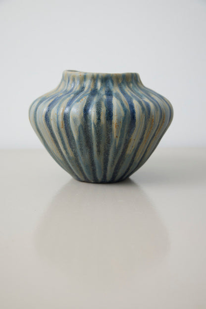 Vase blågrå/rillet - Mia Lindbirk