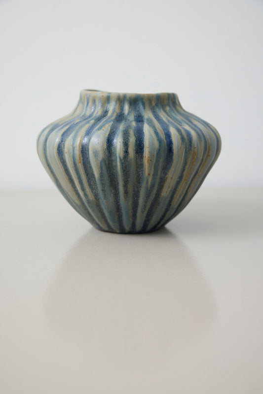 Vase blågrå/rillet - Mia Lindbirk