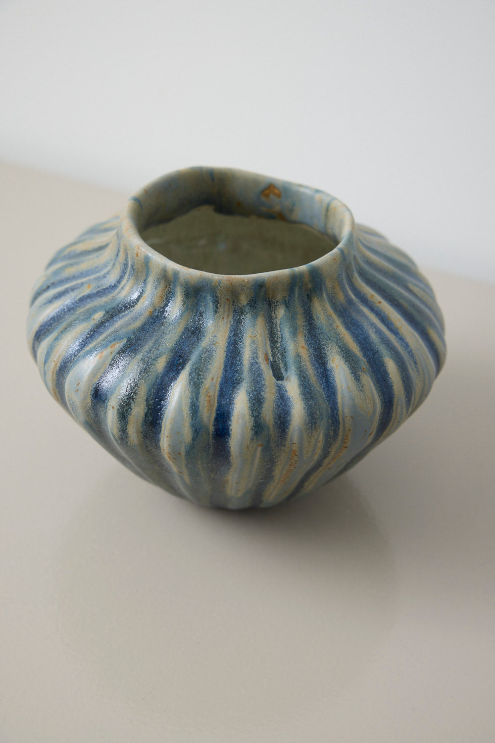 Vase blågrå/rillet - Mia Lindbirk