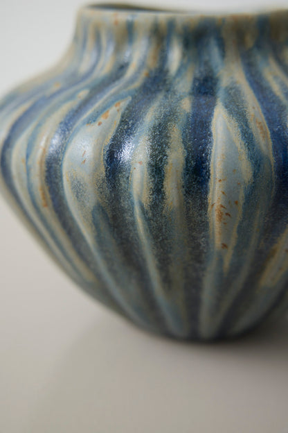 Vase blågrå/rillet - Mia Lindbirk