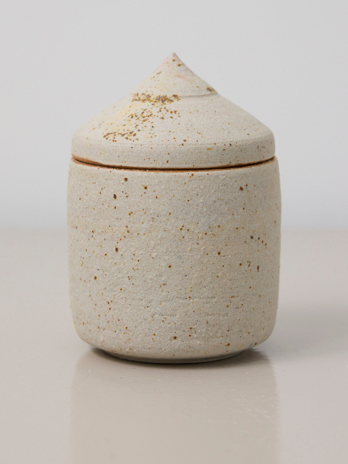 Lille beige lågkrukke