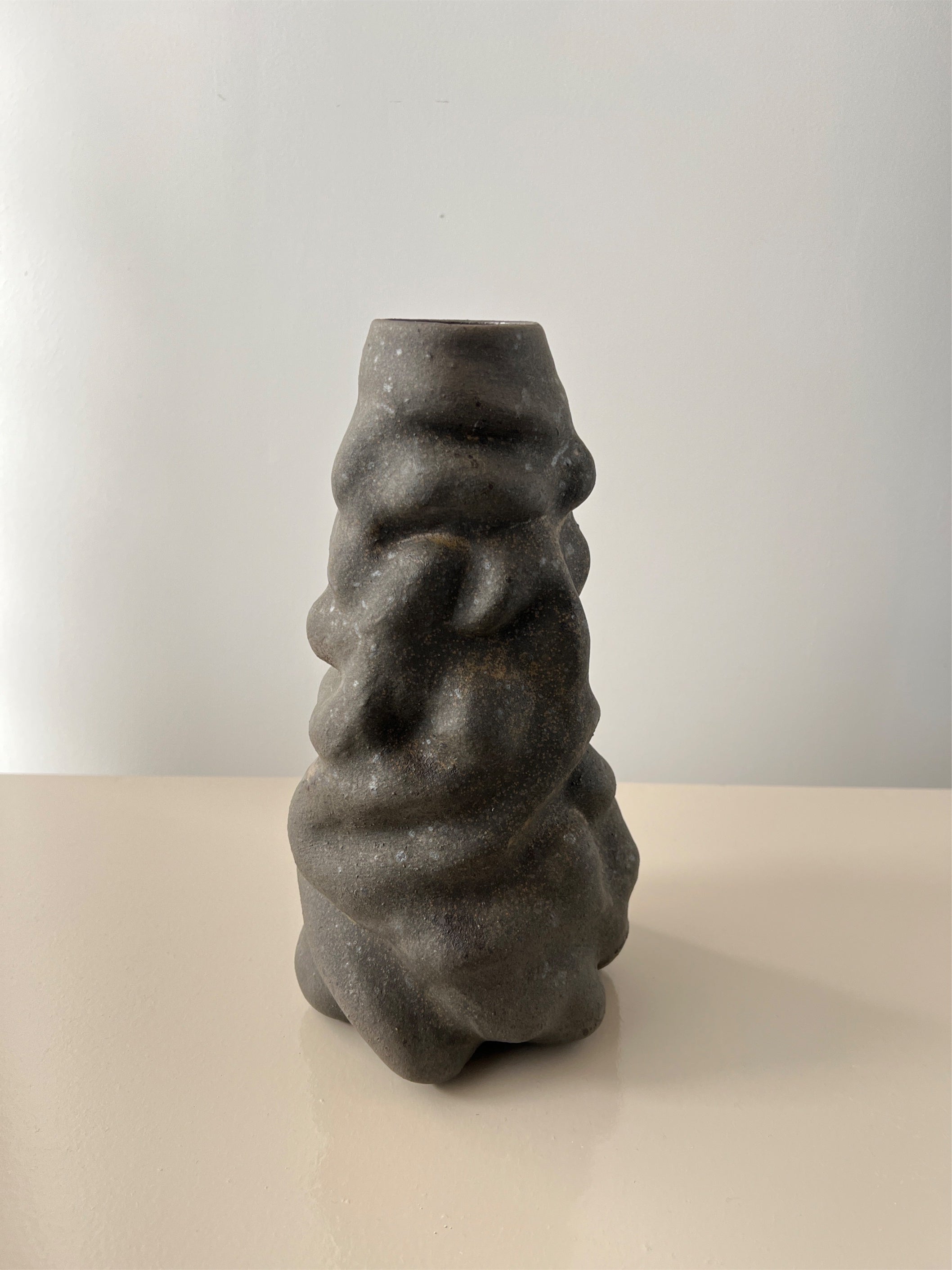 Høj brun vase