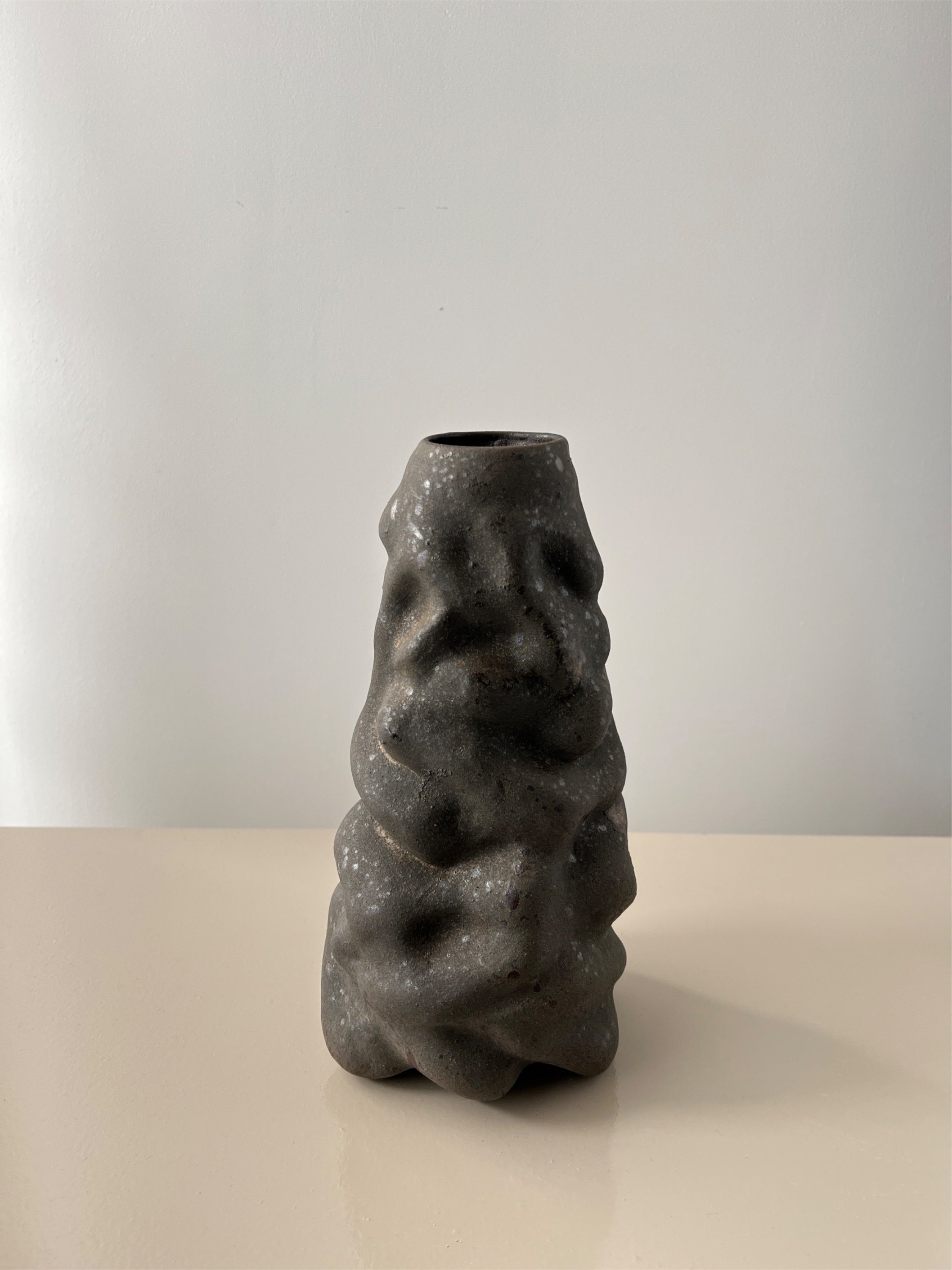 Høj brun vase